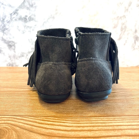 Minnetonka Gray Suede Leather Fringe Ankle Boots Booties Size 7 Western Moccasin - Picture 2 of 6